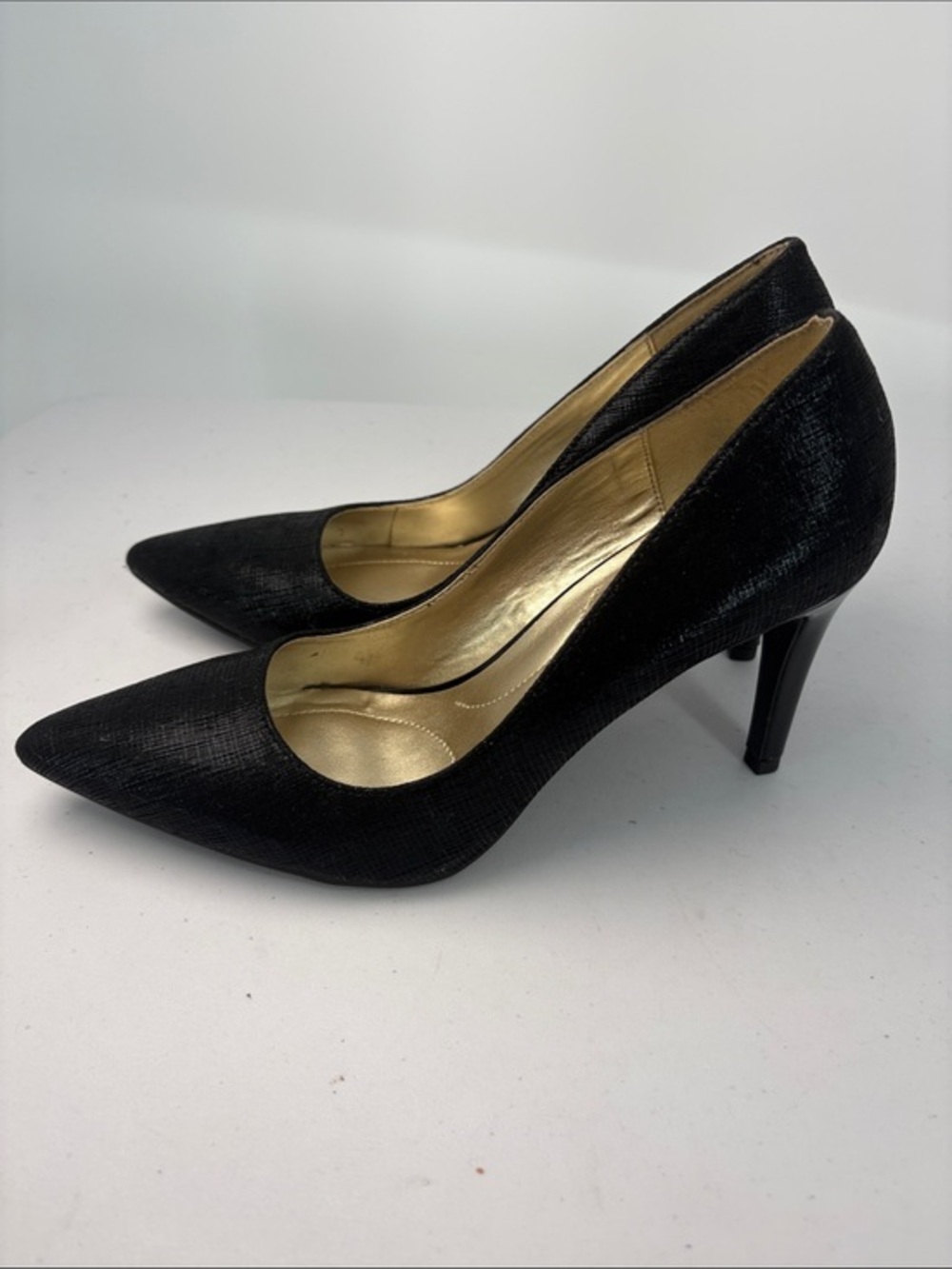 🧤Bandolino Black Pointed Toe Gold-Lined Heels vegan. 3.5 inch  heel.